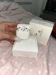 AirPods 4 generacji. Kompatybilne z: iPhone, iPad, Android, MacBook