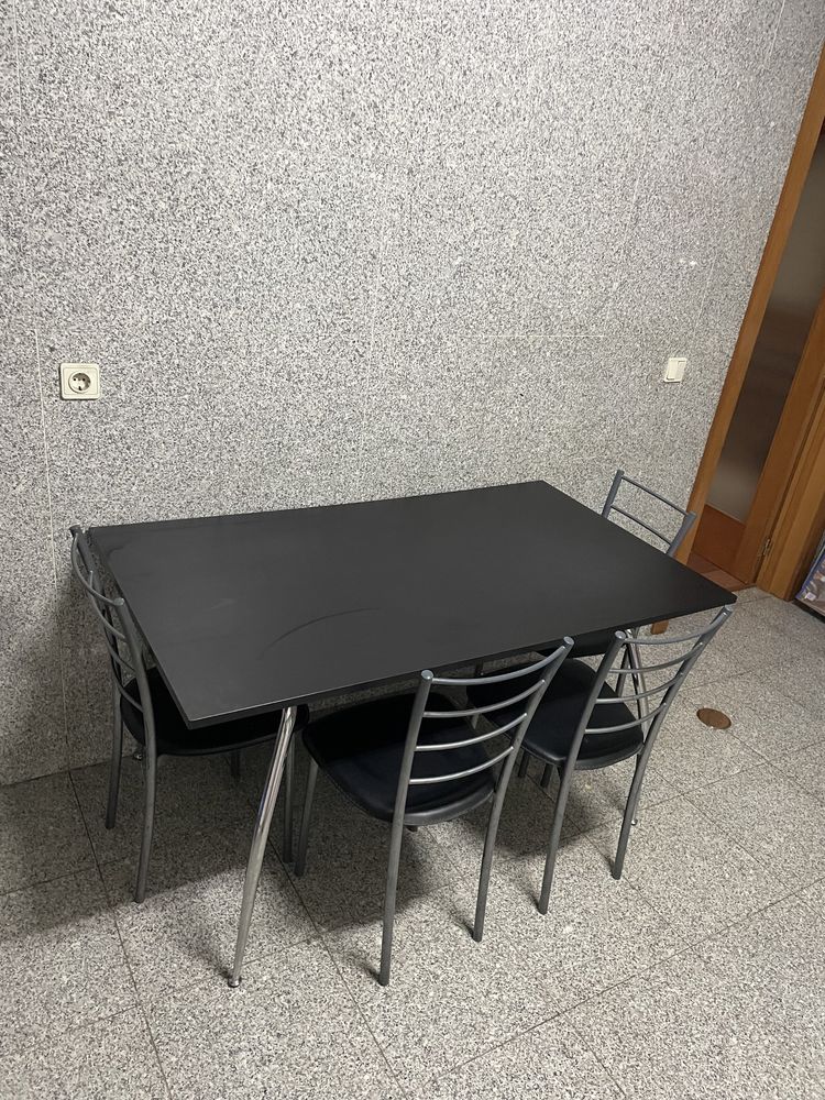 Mesa + 4 Cadeiras