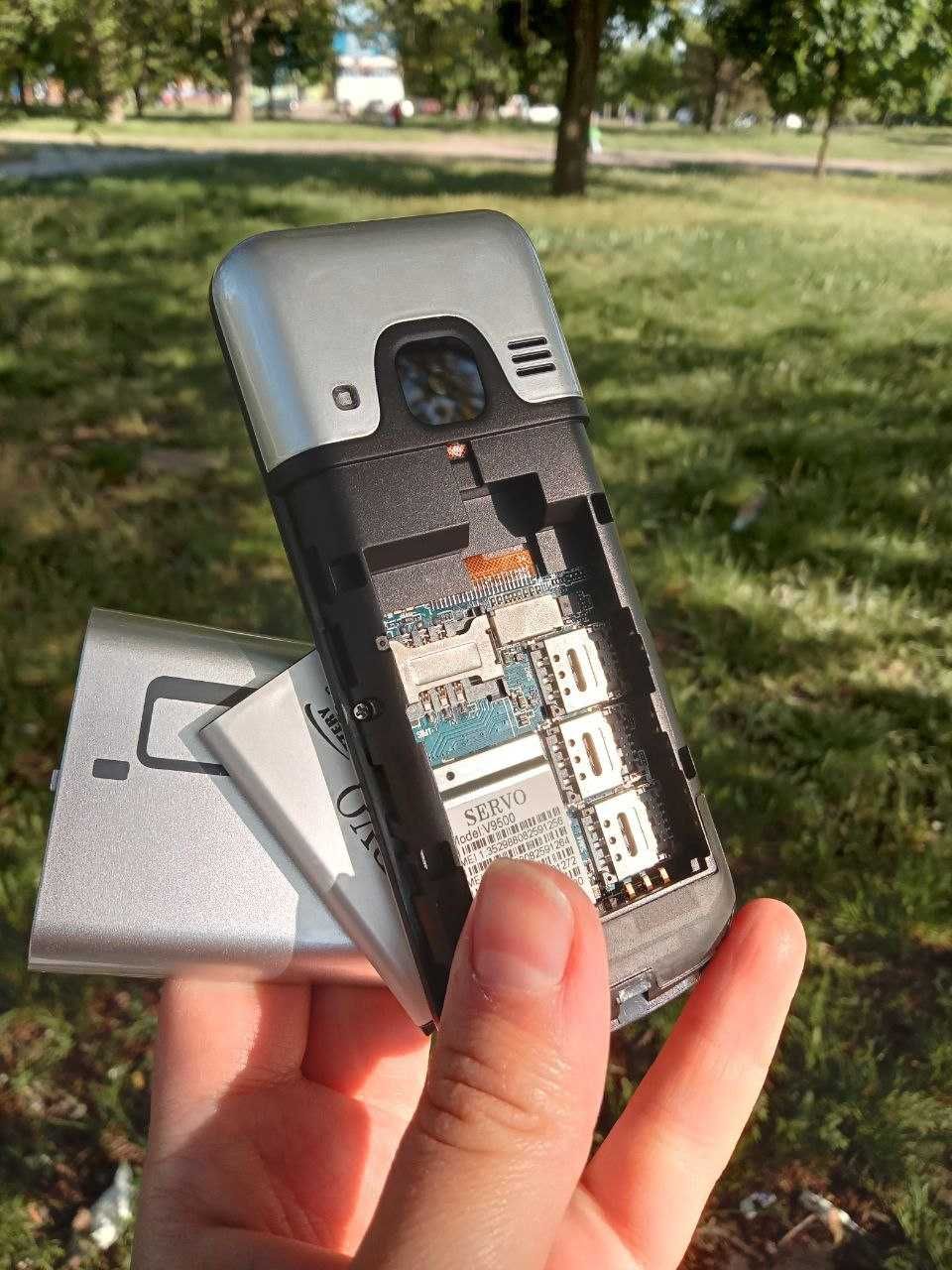 Мобильный телефон SERVO V9500 кнопочный на 4 SIM карты серебристый