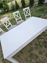 Biały stół z krzesłami