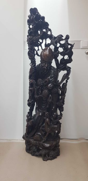 Estátua em madeira maciça