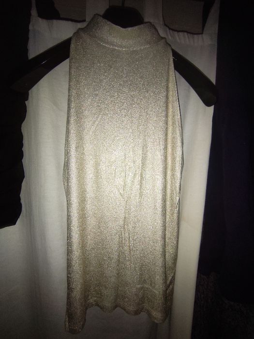 Blusa dourada brilhante