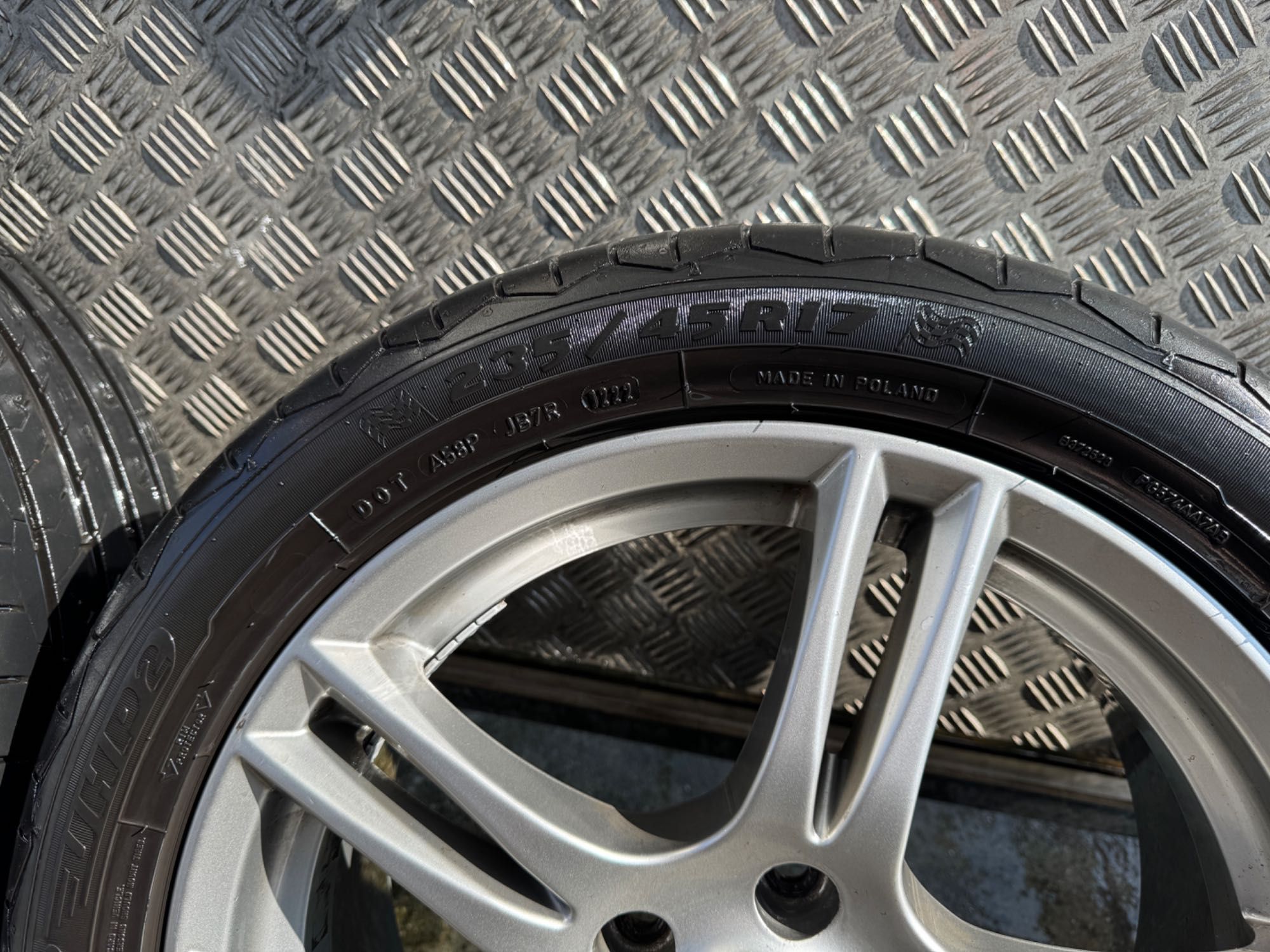 Felgi aluminiowe Audi R17 z oponami