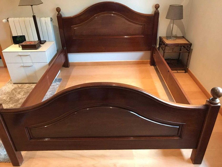 Cama de Casal em Mogno