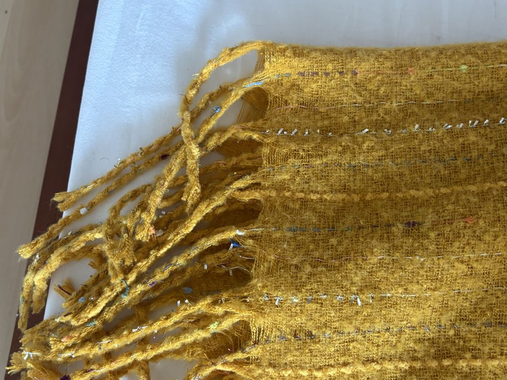 Cachecol amarelo com brilhos e franjas