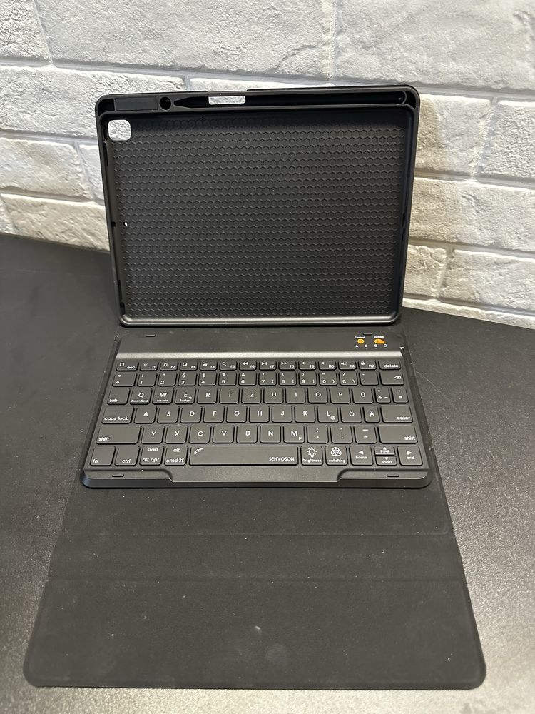 Чохол-клавіатура AirOn Premium для Apple iPad 10.9" 2022
