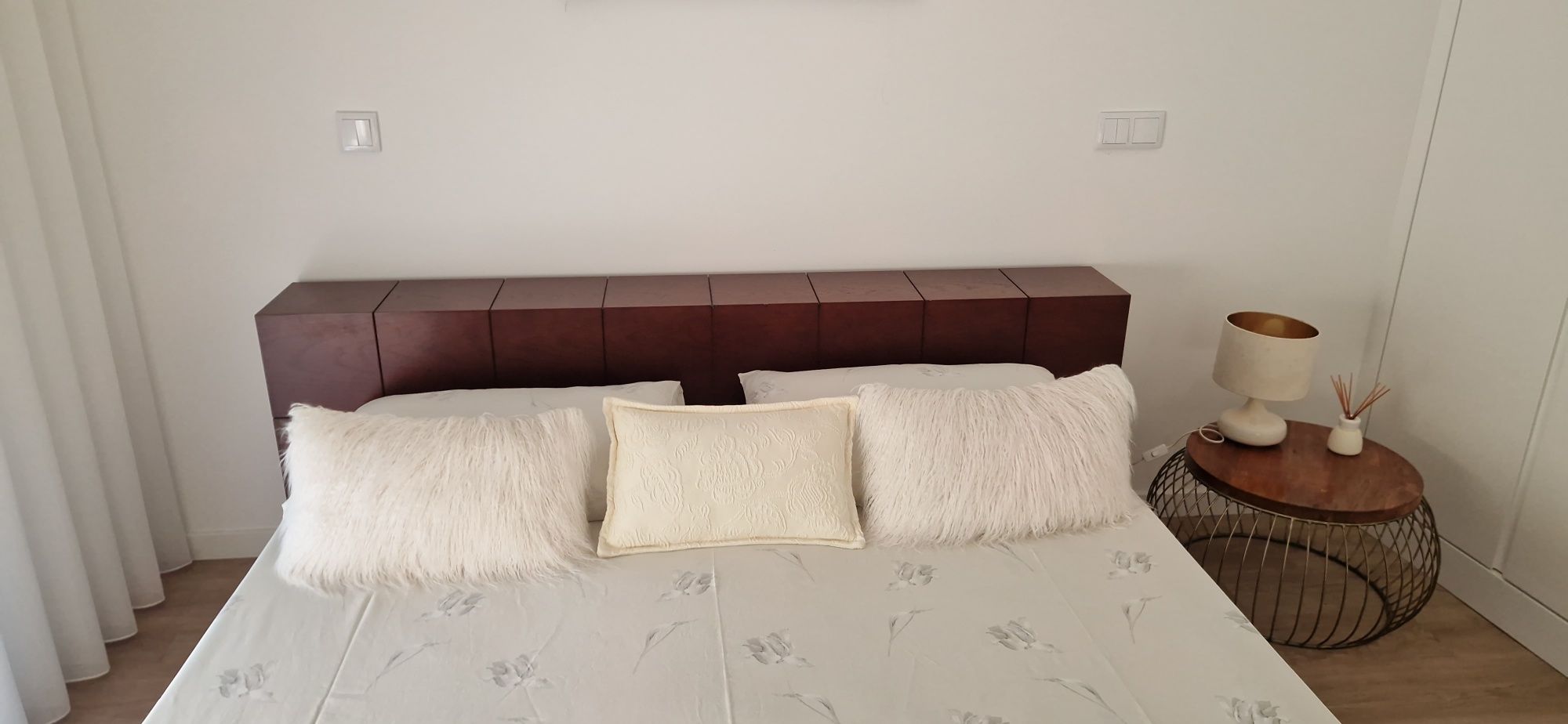 Cama de casal em bom estado