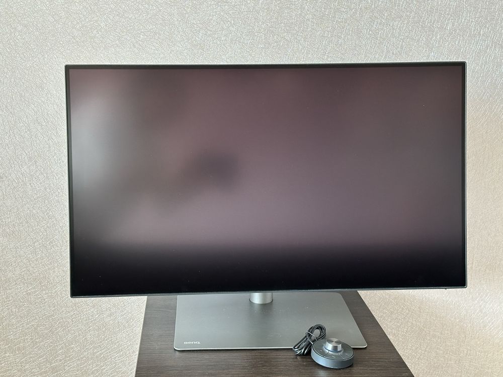 Продаю професійний монітор BenQ PD3220U, придбаний новим у 2023 році