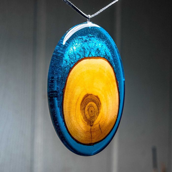 Wisiorek z drewna i żywicy