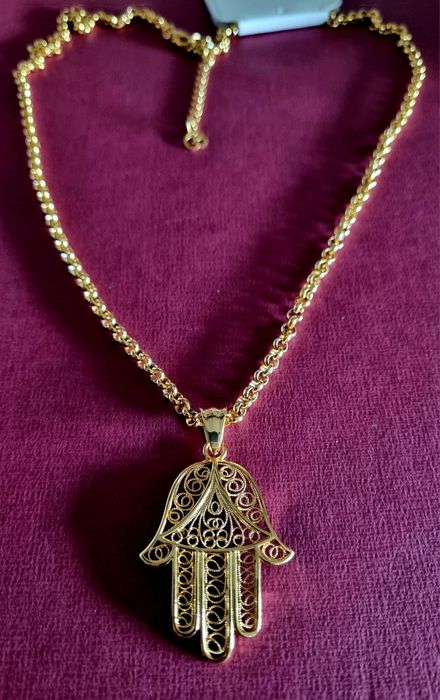 Colar comprido dourado, em aço, com a mão de Fátima em filigrana..