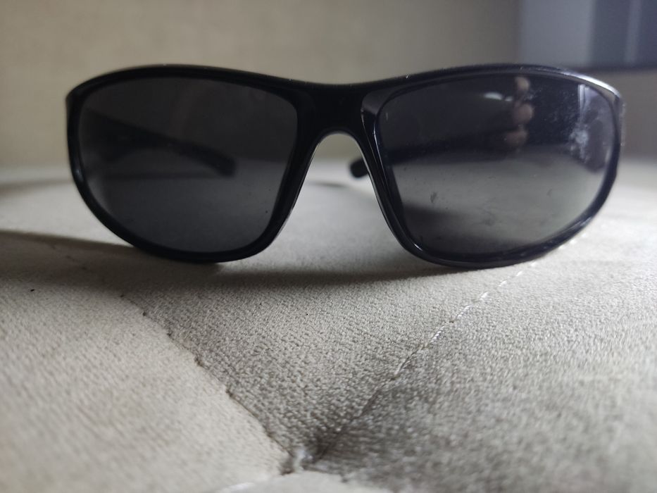 Фірмові сонцезахисні окуляри.