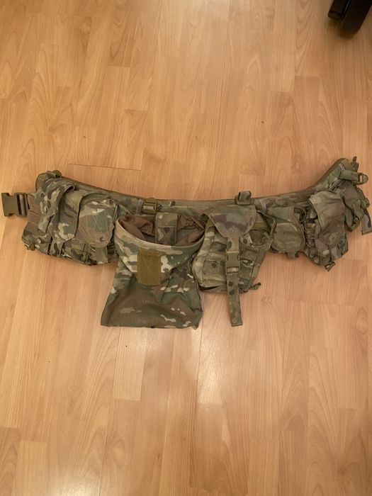 Low profile belt akinak