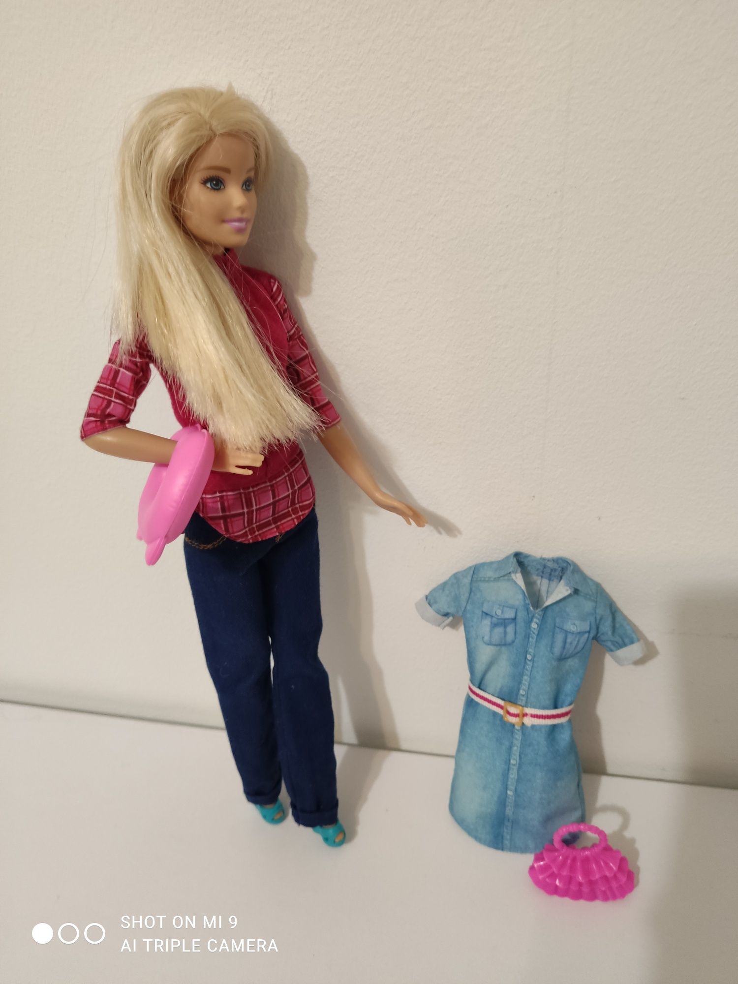 Barbie Lalka w podróży Mattel akcesoria sukienka,spodnie,bluzka modna