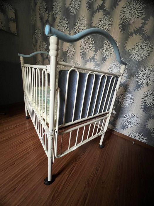 Дитяче ліжечко металеве