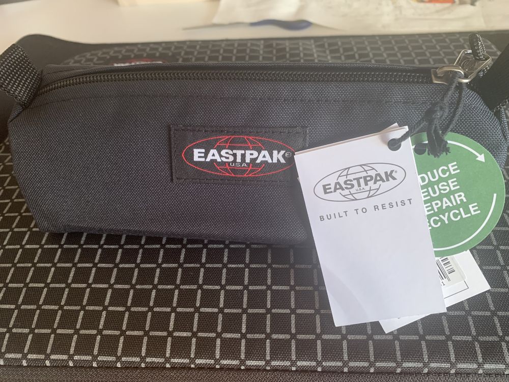 Estojo Eastpak Novo