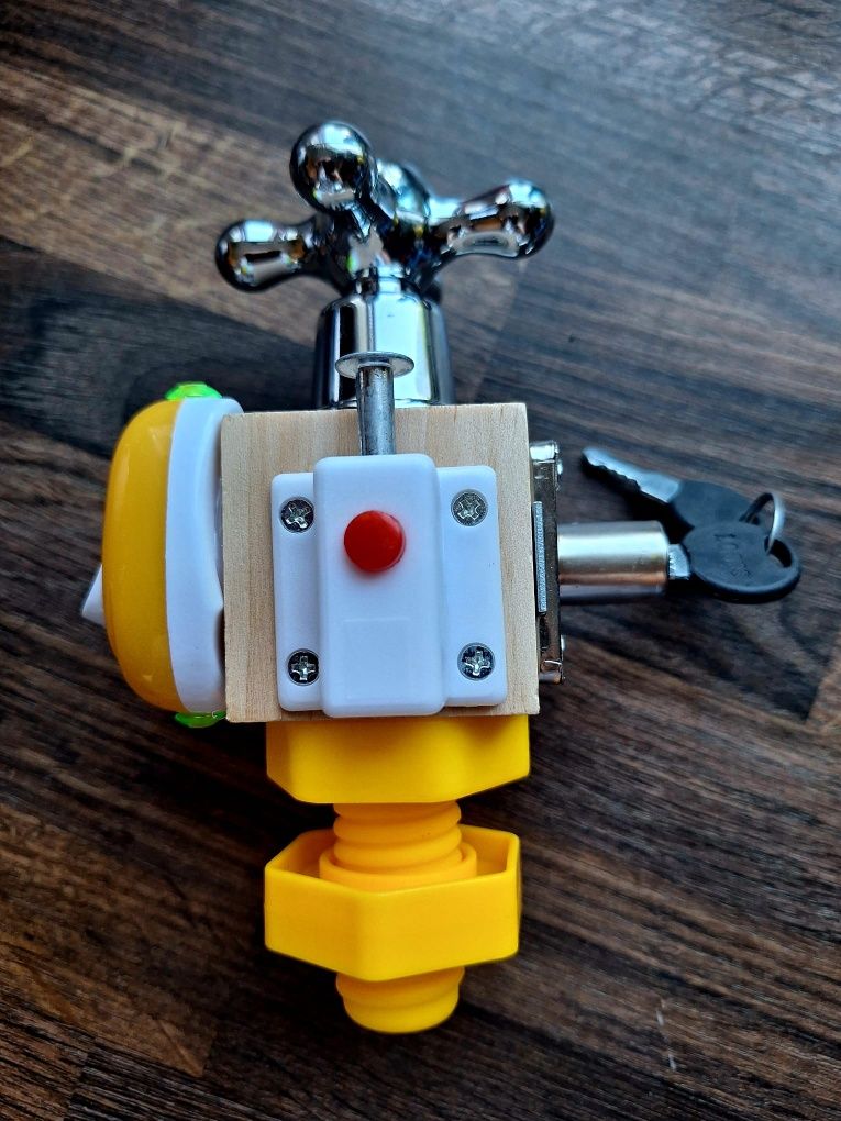 Drewniana kostka manipulacyjna spinner zamek z kluczami montessori