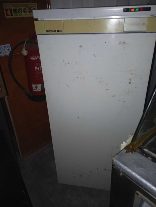 Congelador Ariston antigo — arca vertical