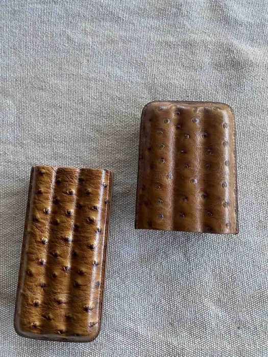 Чехол из страусиной кожи