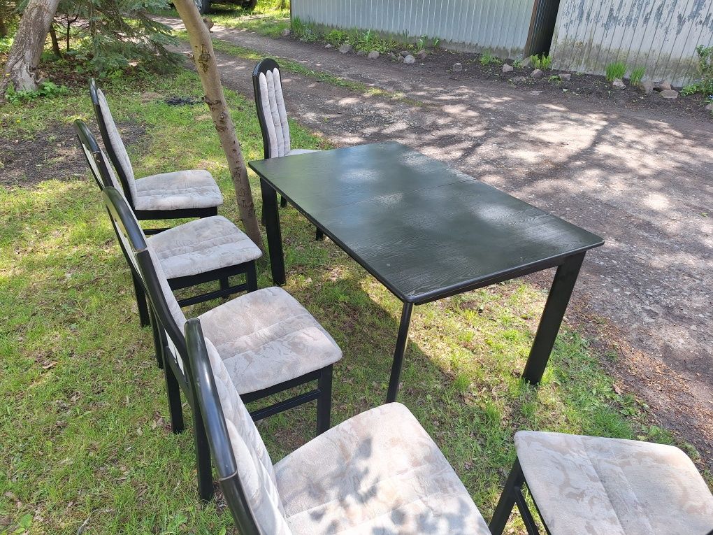 Krzesla czarne z tapicerowanym siedziskiem