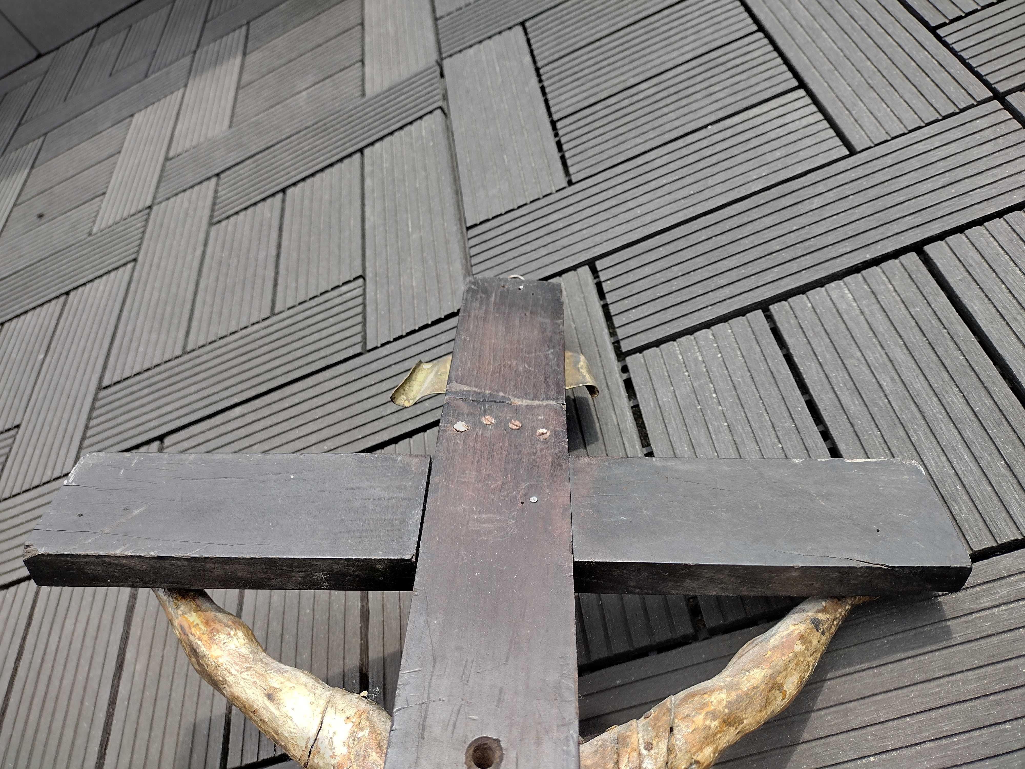 XVIII-wieczny drewniany krzyż (69 cm) z drewnianą rzeźbą