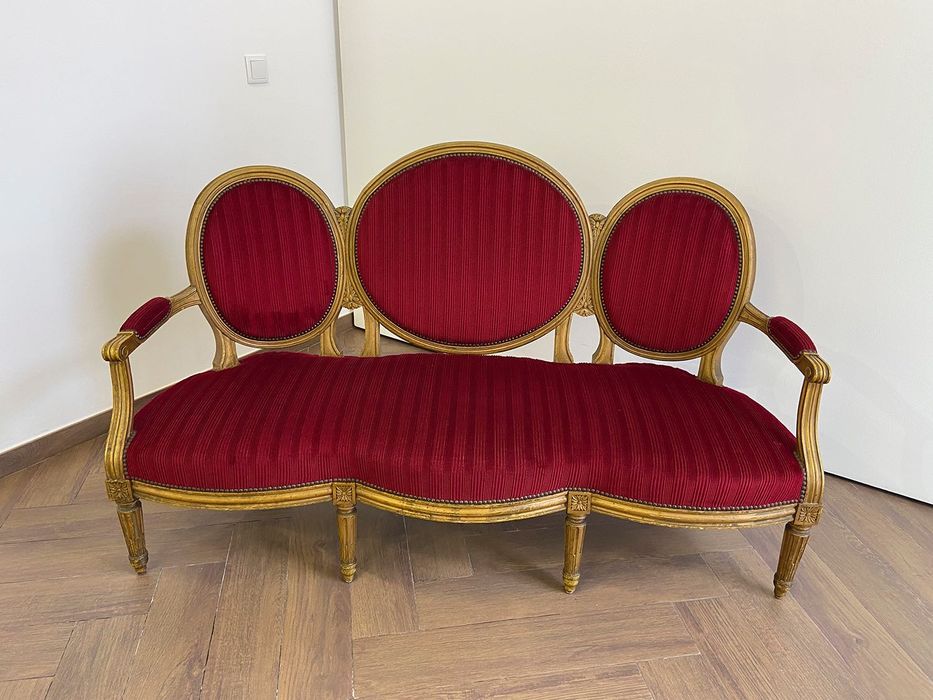 Sofá de encosto medalhão