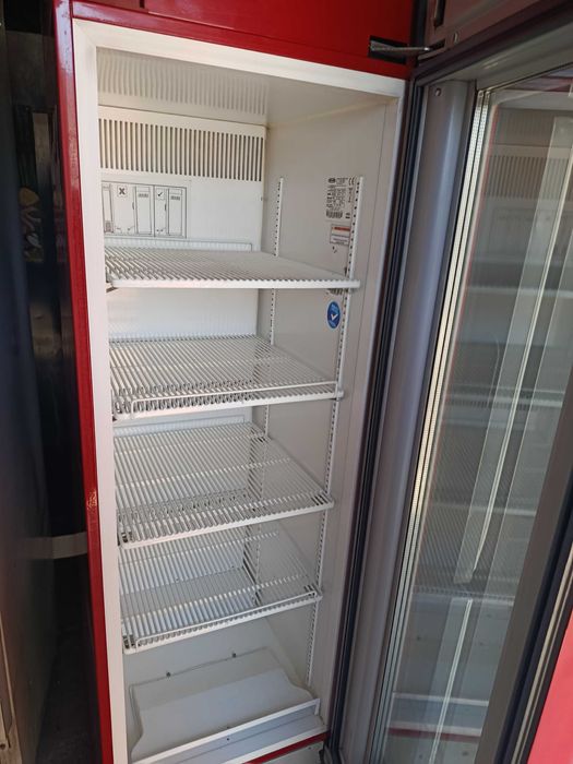 продам холодильную витрину