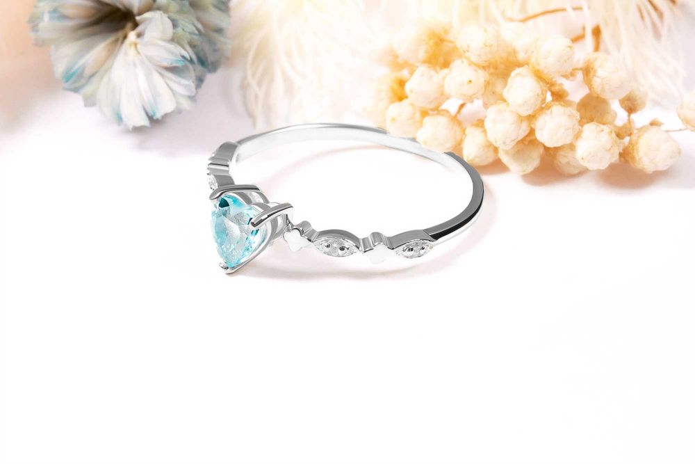 Кольцо  из белого золота с топазом