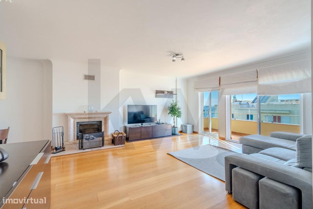 Apartamento T3 com varanda, garagem e arrecadação, em Paço de Arcos, O