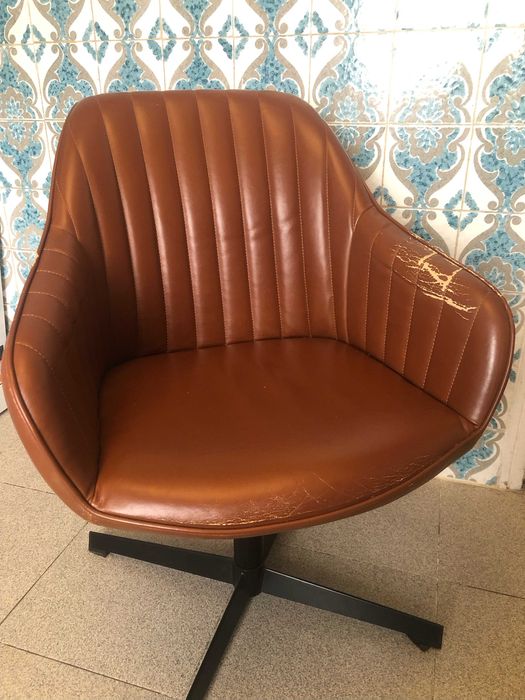 Cadeira pequena de pele estilo vintage