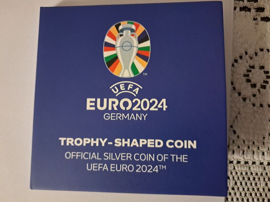 Medal z czystego srebra w kształcie pucharu UEFA EURO 2024