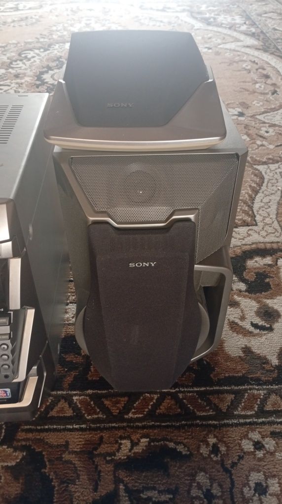 wieża SONY RXD8S, radio RDS, 3xCD.
Sprzęt ma już swoje lata ale działa