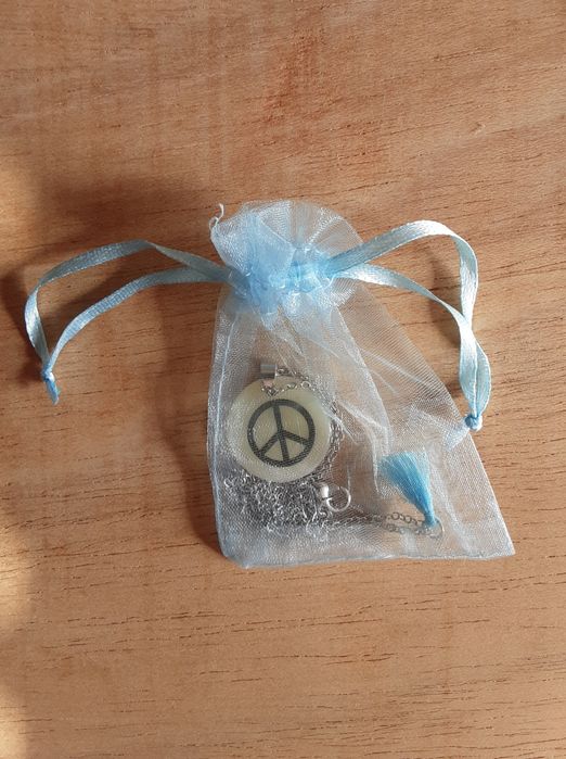 Colar com símbolo da paz