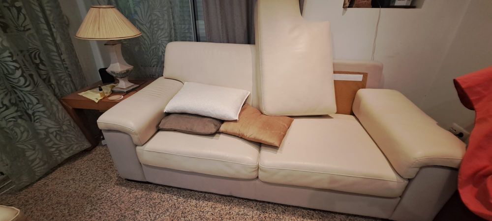 Conjunto de 2 sofás em pele + mesa centro/apoio