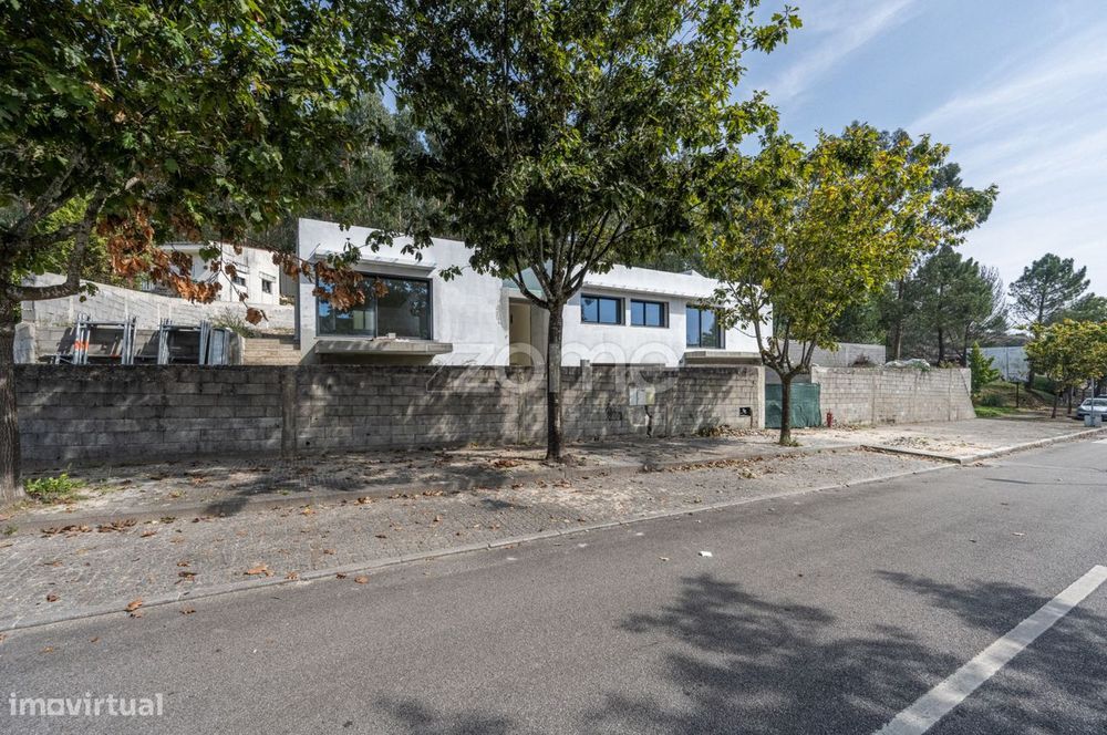 Moradia T3+1 nova de 4 frentes com jardim - Castêlo da Maia, Maia