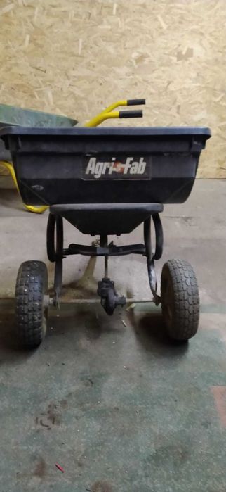 Rozsiewacz do traktorka ogrodowego