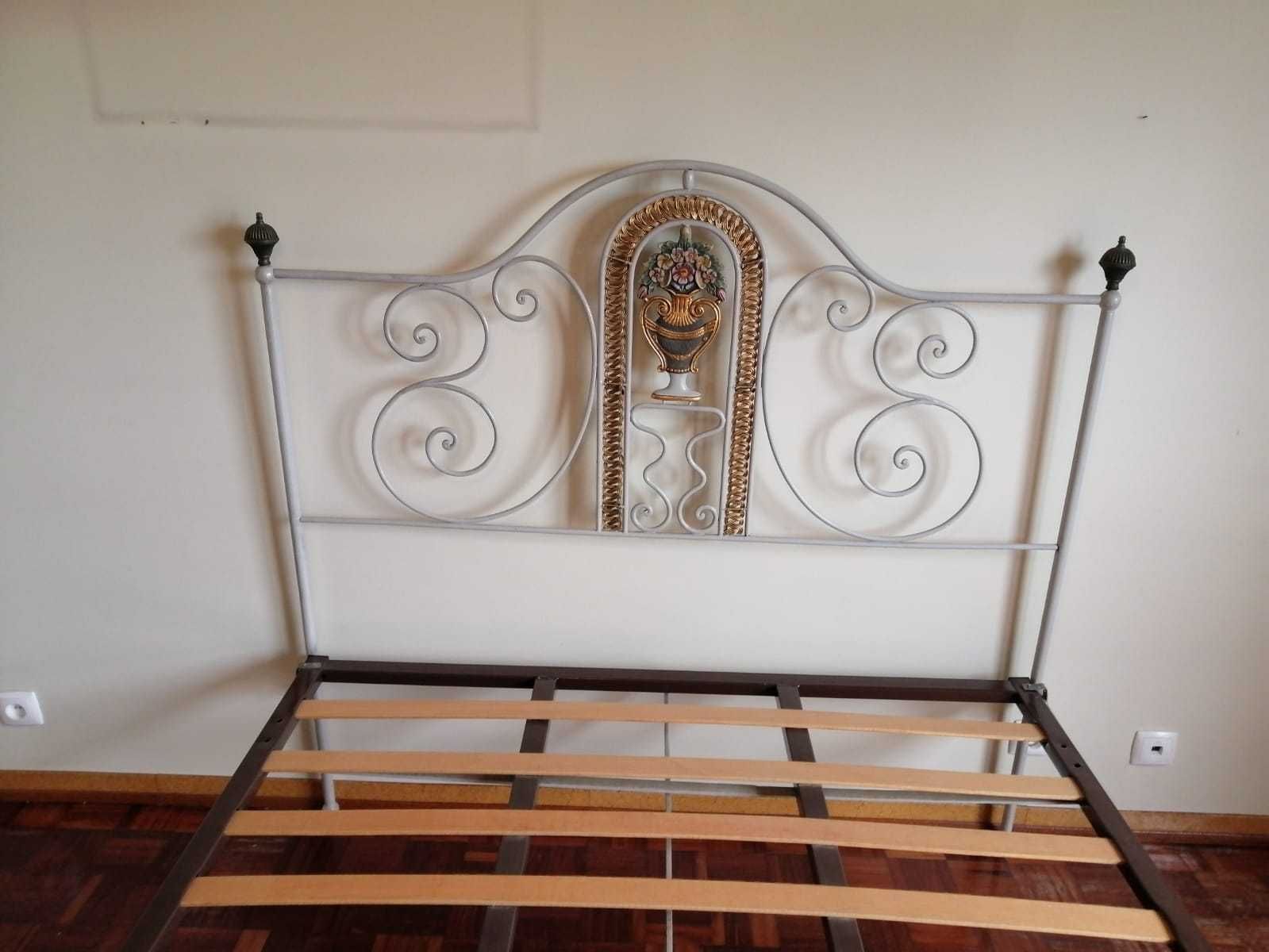 Cama de Casal Antiga de Ferro com Estrado