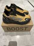 Yeezy 700 mnvn honeyflux