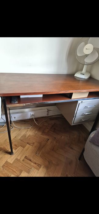 Mesa de escritório antiga e cadeiras