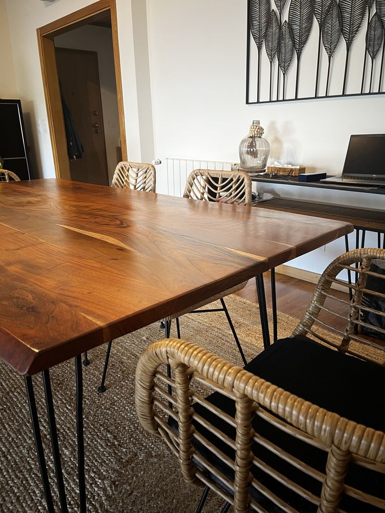 Mesa de Jantar em Madeira Maciça - Oportunidade