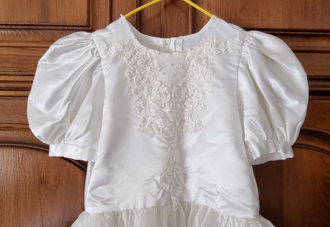 Vestido de comunhão com folhos e laço