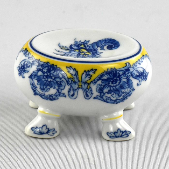 Saleiro redondo em porcelana com 4 pés “O sal e a arte da Porcelana”