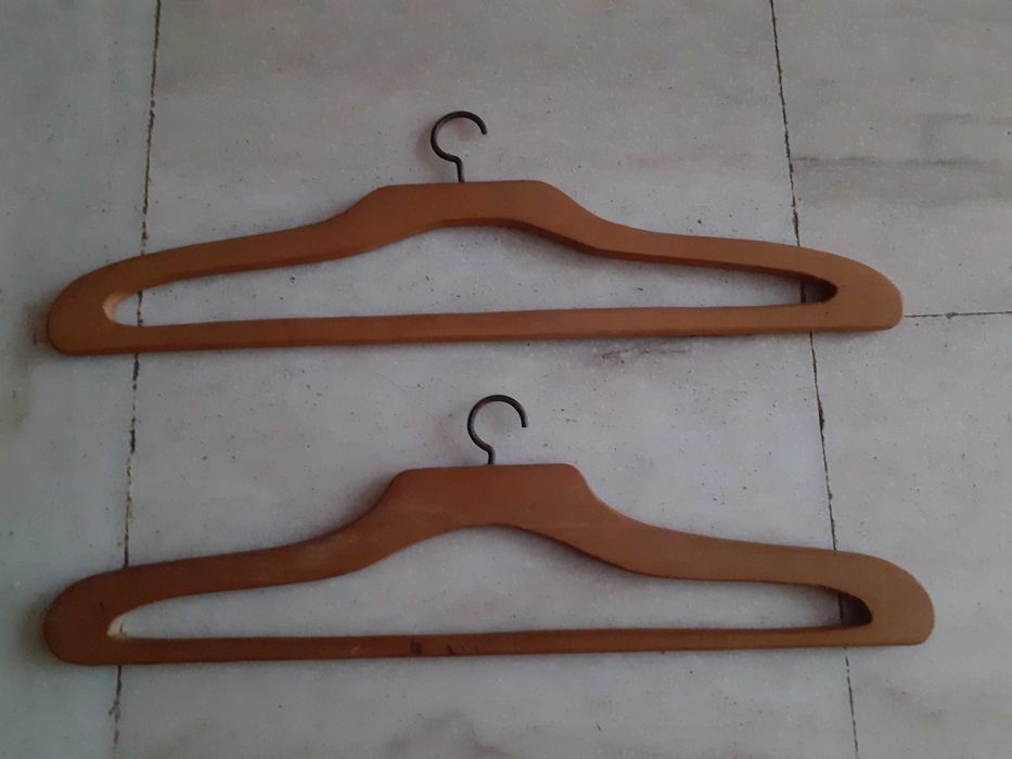2 cabides antigos em madeira