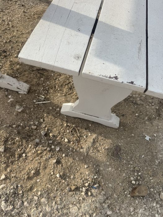 Conjunto de mesa e bancos em madeira
