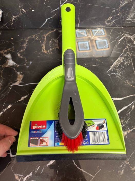 Совок для сміття зі щіткою. Совок з щіткою для прибирання