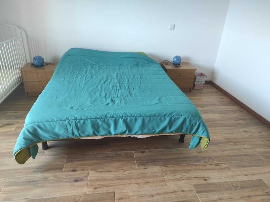 Cama e mesa de cabeceia