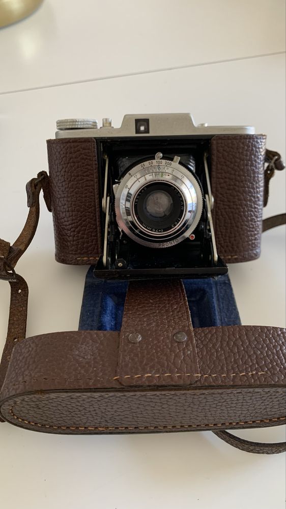 Máquina fotográfica vintage ADOX com tripé