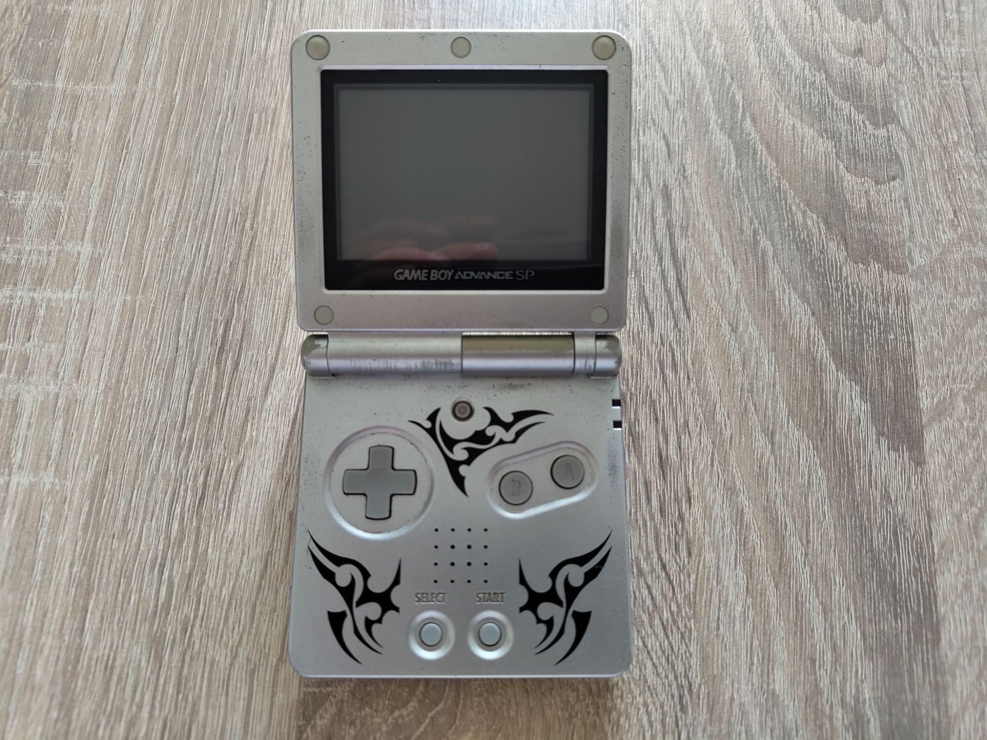 Game Boy Advance SP Tribal – Original + Carregador | A Funcionar