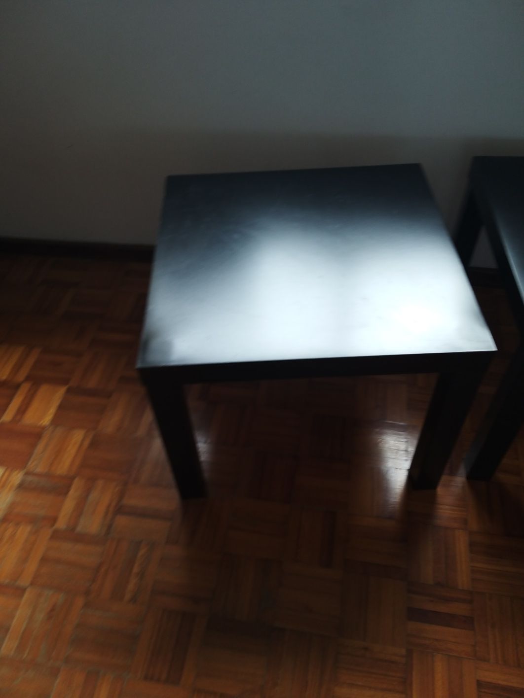 Mesa de apoio na cor preta, são 2 iguais