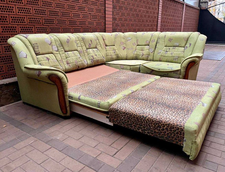 Шикарний м'який куточок в ідеальному стані. Тканина, що миється.