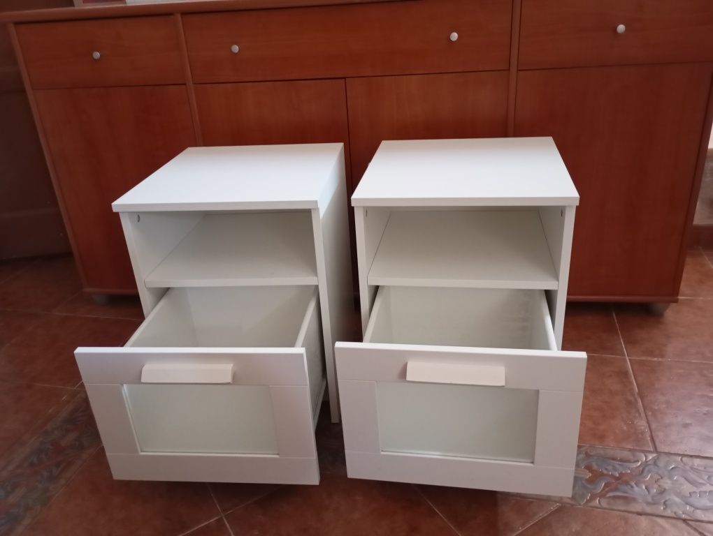 Duas mesas de cabeceira